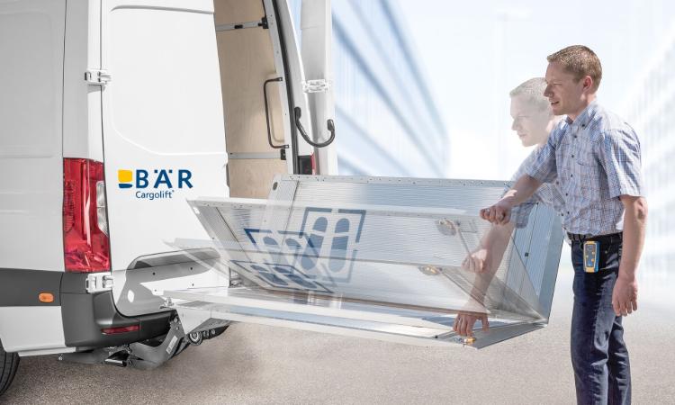 Sekwencje obsługi przedstawiają rozkładanie platformy Bar VanLift FreeAccess