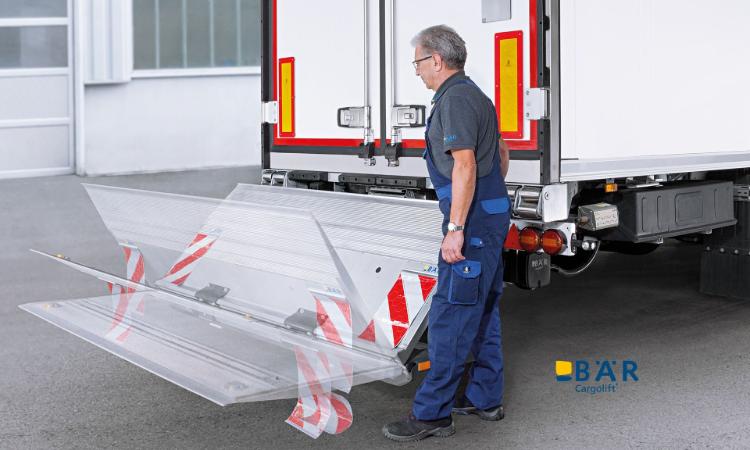 Sekwencje składania windy załadowczej BAR chowanej pod nadwoziem, montowanej na naczepie