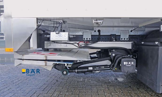 Widok z boku podestu ruchomego BAR chowanego pod nadwoziem w pozycji do jazdy pod nadwoziem pojazdu