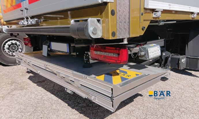 Podest ruchomy załadowczy BAR chowany pod nadwoziem w pozycji do jazdy na parkingu