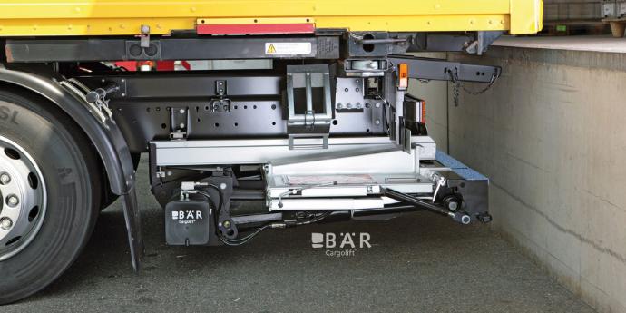 Podest ruchomy HydFalt w pozycji do jazdy na rampie