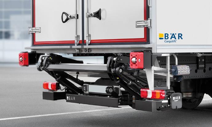 Składana winda załadowcza BAR w pozycji do jazdy po przekątnej pod ciężarówką