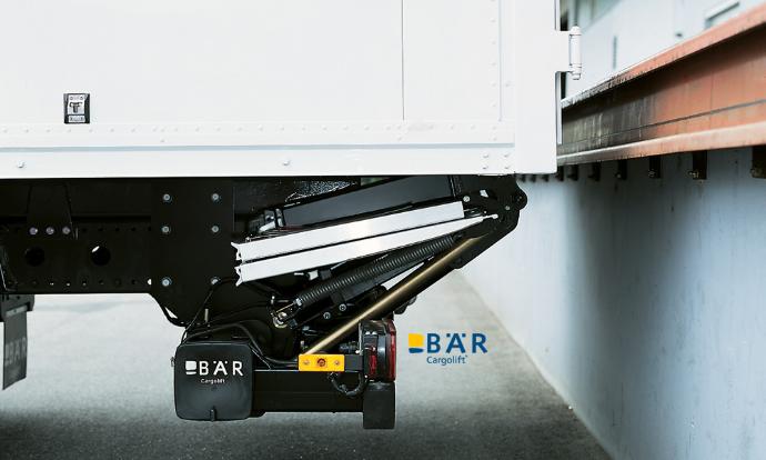 Widok z boku składanej windy załadowczej BAR w pozycji do jazdy
